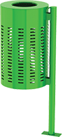 bote de basura para parque cilindrico con perforaciones en forma de ovalo sobre un poste base color verde