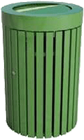 bote de basura con tramos metalicos alrededor del cuerpo con tapa balancin color verde